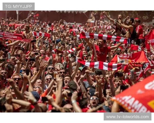 利物浦球迷安菲尔德唱响You'll Never Walk Alone，致敬传奇
