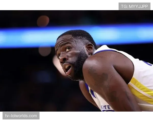 特写:勇士小将库明加飞跃技术台救球,扑倒场边摄影师 特写:勇士小将库明加飞跃技术台救球,扑倒场边摄影师